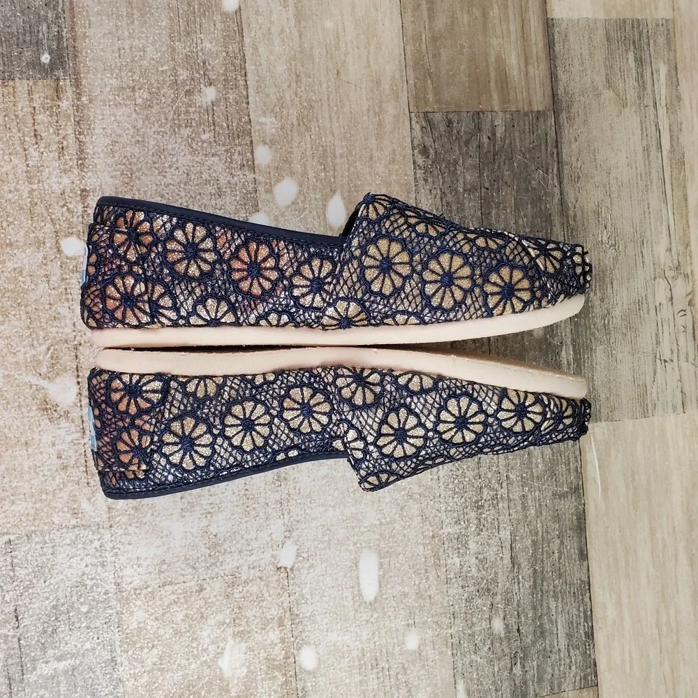 Toms Classics Slip On Flats Sz 5.5‎ Casual Shoes Gold Navy Crochet Glitter